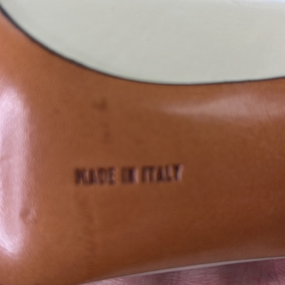 Classic Vintage Ferragamo off white 3" heels - Picture 7 of 9